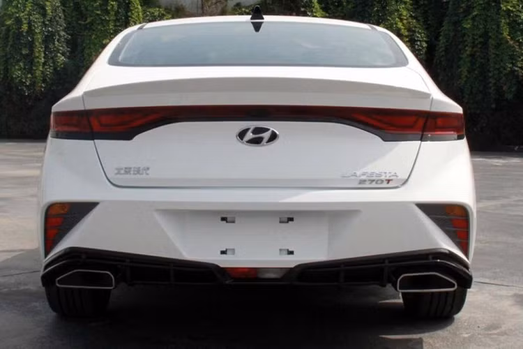 Ngoài thiết kế, Hyundai Lafesta 2023 còn thay đổi nhẹ ở kích thước. Theo đó, xe sở hữu chiều dài 4.690 mm, chiều rộng 1,790 mm, chiều cao 1.425 mm và chiều dài cơ sở 2.700 mm. 