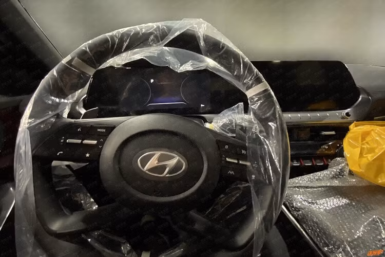 Tương tự đầu xe, thiết kế phía sau của Hyundai Lafesta 2023 cũng được cải tiến. Tại đây, chúng ta sẽ bắt gặp đèn hậu nối liền với nhau như trước nhưng được bao quanh bằng nẹp màu đen thay vì mạ crôm như phiên bản cũ. 