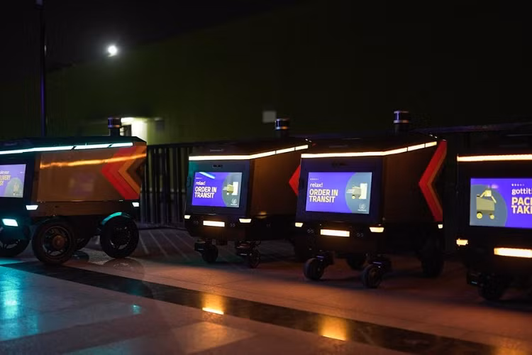 Ottobot giao hàng tự động là sự sáng tạo của công ty khởi nghiệp công nghệ Ottonomy. Công ty đã bắt đầu các thử nghiệm thí điểm vào năm 2020, và kể từ đó đã hoàn thiện sản phẩm của mình thành sản phẩm đáng yêu xuất hiện tại CES 2022: một cỗ máy sẵn sàng khuấy động các ngành bán lẻ và nhà hàng.