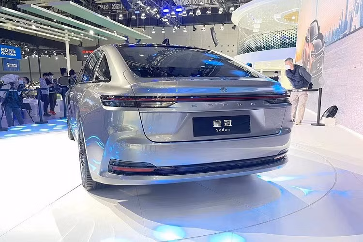 Hình ảnh nội thất của Toyota Crown Sedan cũng không được hé lộ. Nhiều khả năng mẫu xe này sẽ sở hữu thiết kế nội thất giống với Toyota Crown Crossover 2023. Nếu đúng như vậy, xe sẽ tiếp tục được thiết kế theo phong cách sang trọng và tinh tế như thế hệ cũ.