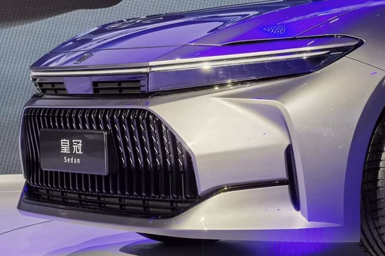 Bên sườn, Toyota Crown Sedan tại Trung Quốc vẫn sở hữu thiết kế mượt mà như thế hệ cũ. Trong đó, phần nóc dốc về phía sau, nối liền với cánh gió đuôi. Ngoài ra, xe còn có bộ vành hợp kim đa chấu với đường kính 20 inch và khe gió giả sau chắn bùn trước. Đằng sau, Toyota Crown Sedan được trang bị đèn hậu mỏng và nằm vắt ngang đuôi xe.