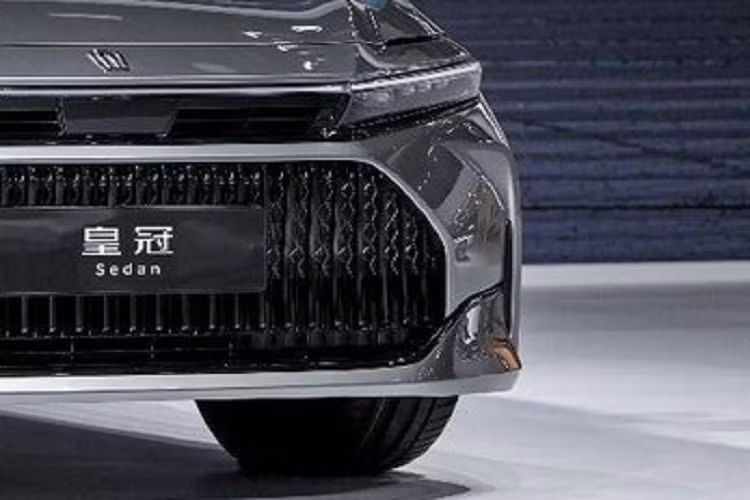 Ở phiên bản dẫn động 4 bánh toàn thời gian AWD, xe có thêm mô-tơ điện eAxle mạnh 79,7 mã lực và 168 Nm trên cầu sau. Việc Toyota Crown Sedan xuất hiện trong triển lãm Ô tô Quảng Châu 2022 chứng tỏ mẫu xe này có thể sẽ được bán tại thị trường Trung Quốc trong tương lai.