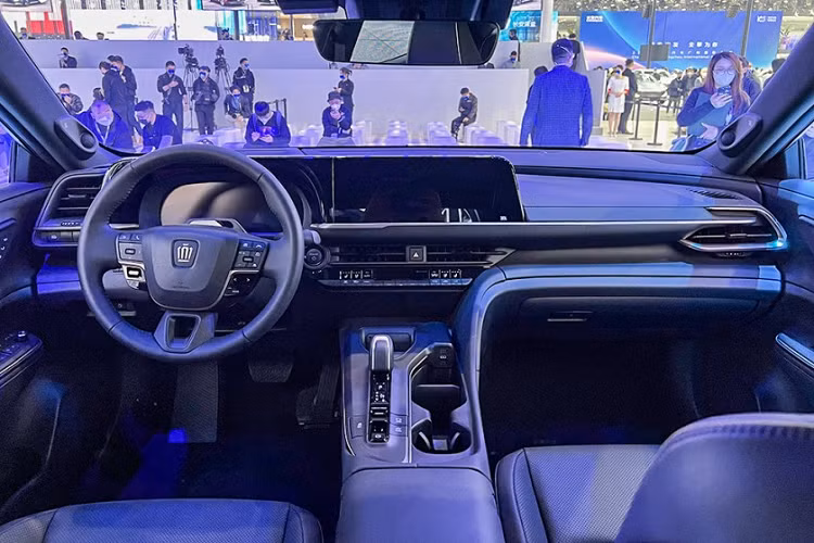 Ngoài ra, Toyota Crown Crossover còn sở hữu cụm điều khiển trung tâm nằm khá cao, tạo thành vách ngăn giữa 2 ghế trước. Tại đây, hãng Toyota đã bố trí cần số ngắn, sạc không dây, phanh tay điện tử và 2 ngăn đựng cốc. Thông số động cơ của mẫu sedan cỡ lớn này vẫn được giữ kín. Tuy nhiên, sẽ không bất ngờ nếu xe dùng 2 loại động cơ giống với Toyota Crown Crossover 2023.