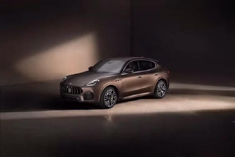 Còn sức mạnh, Maserati Grecale GT và Modena đều sử dụng động cơ 4 xylanh, dung tích 2.0 lít đi kèm hệ truyền động hybrid cỡ nhỏ cho ra mô-men xoắn cực đại 450 Nm, điểm khác nhau là bản GT có công suất tối đa chỉ 296 mã lực còn Maserati Grecale Modena có công suất 325 mã lực.