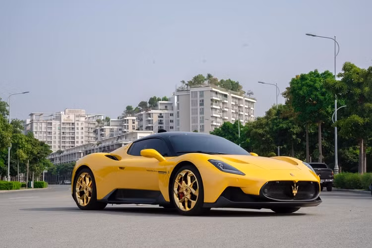 "Trái tim" của Maserati MC20 tại Việt Nam là khối động cơ tăng áp kép V6 3.0L sản sinh công suất 621 mã lực và mô-men xoắn cực đại 730 Nm, kết hợp với hộp số ly hợp kép tám cấp cùng hệ dẫn động cầu sau và bộ vi sai chống trượt.