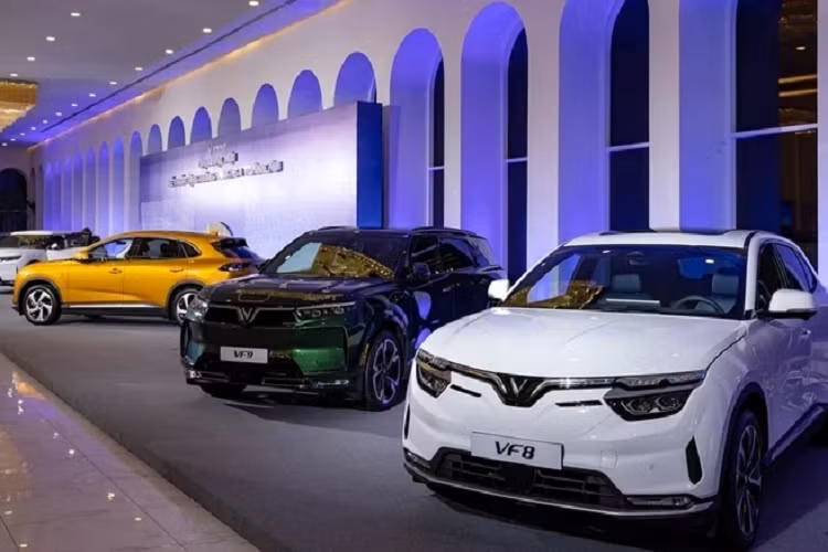 Kích thước của các phiên bản cũng có sự khác biệt nhẹ. Chiều dài trục cơ sở chung là 3.149 mm. Trong đó, có kích thước dài x rộng x cao là Eco (7 chỗ) 5.119 x 2.004 x 1.696 mm, Plus (7 chỗ) 5.119 x 2.070 x 1.696 mm, Plus (6 chỗ) 5.119 x 2.070 x 1.696 mm. Hai bản Plus sẽ có chiều rộng lớn hơn một chút so với Eco. Ngoài ra, bản Eco sẽ có trọng lượng 2.830 kg, 2 bản Plus sẽ nặng hơn với 2.866 kg.