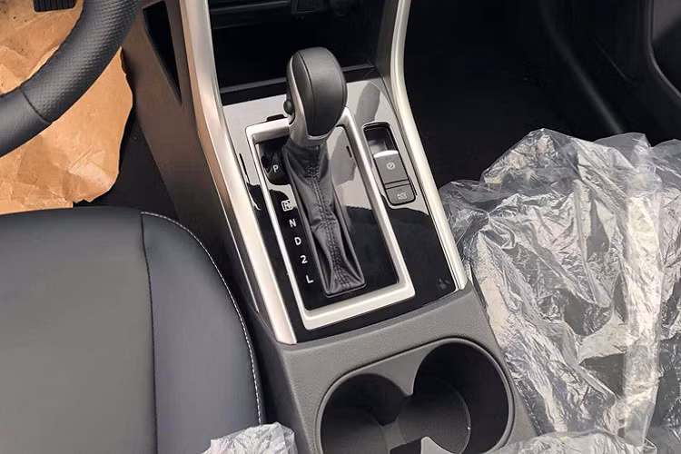 Về động cơ và hệ truyền động, Mitsubishi Xpander 2022 vẫn sử dụng động cơ xăng 4cyl thẳng hàng, dung tích 1.5L (N/A), công suất có thể sẽ duy trì ở mức 102 mã lực và mô-men xoắn cực đại 141Nm như cũ. Xe vẫn tiếp tục sử dụng hộp số tự động 4 cấp (4AT), thay vì dùng hộp số tự động biến thiên vô cấp (CVT) như ở một số thị trường khác như Indonesia.