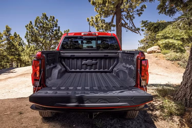 Không chỉ có khả năng vượt địa hình, Chevrolet Colorado 2023 còn kéo khá "cừ". Ở bản tiêu chuẩn, xe có sức kéo 1.588 kg trong khi con số tương ứng ở bản tầm trung và cao cấp là 3.493 kg. Hiện giá xe Chevrolet Colorado 2023 mới vẫn chưa được công bố. Xe sẽ bắt đầu bán ra tại thị trường Mỹ vào nửa đầu năm sau.