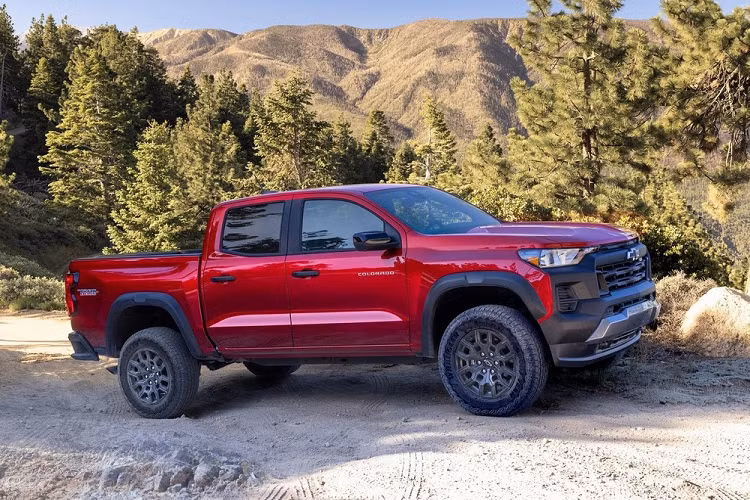 Khách hàng muốn mua xe bán tải ấn tượng hơn nữa thì có thể chọn Chevrolet Colorado ZR2. Phiên bản này đi kèm hệ thống nâng gầm thêm 76 mm, hệ thống giảm xóc Multimatic DSSV, lốp 33 inch và chiều cao gầm 272 mm. Ngoài ra, xe còn có thiết kế cản trước/sau riêng để tăng góc tiếp cận lên 38,3 độ, góc thoát 25,1 độ và góc vượt đỉnh dốc 24,6 độ. Những con số này khá ấn tượng với một mẫu xe bán tải cỡ trung.