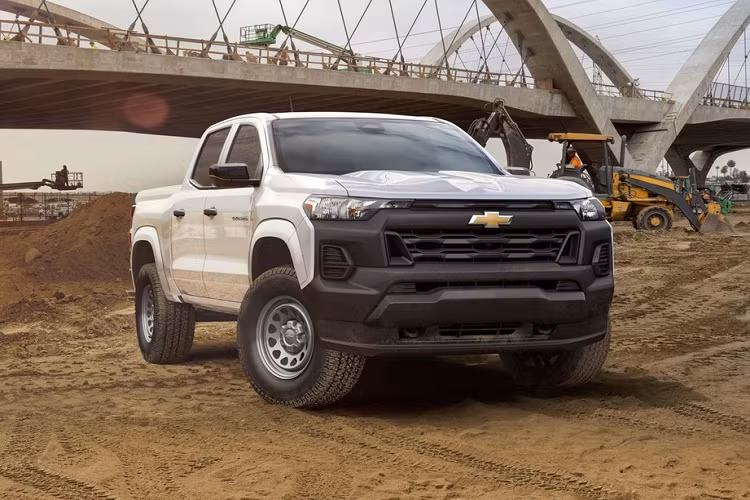 Bước sang thế hệ thứ ba, Chevrolet Colorado 2023 được áp dụng phong cách thiết kế tương tự mẫu xe bán tải cỡ lớn Silverado. Điều này được thể hiện rõ qua thiết kế đầu xe với lưới tản nhiệt cỡ lớn và cụm đèn pha mượt mà ở hai bên.