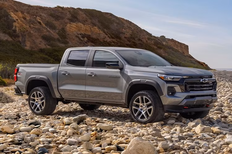 Thương hiệu Chevrolet cho biết, ở thế hệ này, Colorado tập trung nhiều hơn vào khả năng chạy off-road. Do đó, bản Trail Boss mới của xe sẽ có hệ thống nâng gầm thêm 51 mm, hệ dẫn động 4 bánh, khóa vi sai chống trượt và vành nhôm 18 inch nằm trong lốp 32 inch chạy mọi địa hình. Bộ vành và lốp này giúp xe có chiều cao gầm 241 mm, góc tiếp cận 30,5 độ, góc thoát 22,4 độ và góc vượt đỉnh dốc 21 độ.
