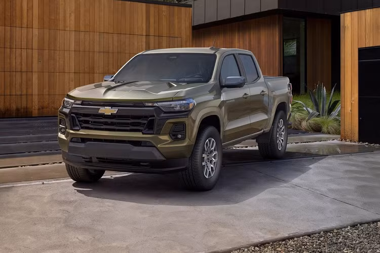 Theo tập đoàn GM, bán tải Chevrolet Colorado 2023 được phát triển dựa trên cơ sở gầm bệ mới nên kích thước cũng thay đổi. Theo đó, xe sở hữu chiều dài 5.410 mm, chiều cao 1.795 - 1.861 - 1.826 mm (tùy phiên bản), chiều dài cơ sở 3.337 mm và chiều cao gầm dao động từ 200 - 272 mm. So với thế hệ cũ, chiều dài cơ sở của xe đã tăng 79 mm.
