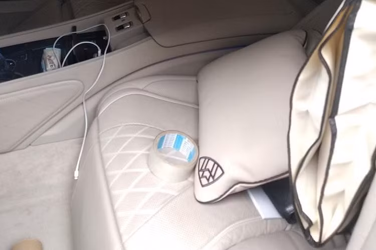 Xe siêu sang Mercedes-Maybach S600 Pullman hay đưa đón ông Trịnh Văn Quyết vẫn sử dụng khối động cơ V12, dung tích 6.0 lít, tăng áp kép, sản sinh công suất 530 mã lực và mô-men xoắn cực đại 830 Nm tương tự như Mercedes-Maybach S600.
