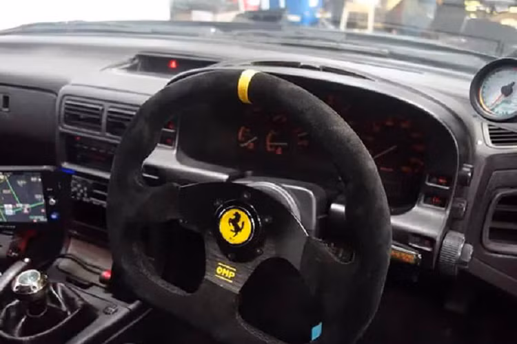 Mọi thứ bắt đầu ở phần đầu xe, nơi chiếc xe thể thao Mazda RX-7 nhận được trang bị cản va và đèn pha mới bắt chước những gì của Ferrari F40 với kiểu "mắt" thò thụt, rất đẳng cấp. Ngay cả các ống dẫn NACA được tìm thấy trên mui xe của một chiếc F40 thật cũng đã được tái tạo cho bản sao này.