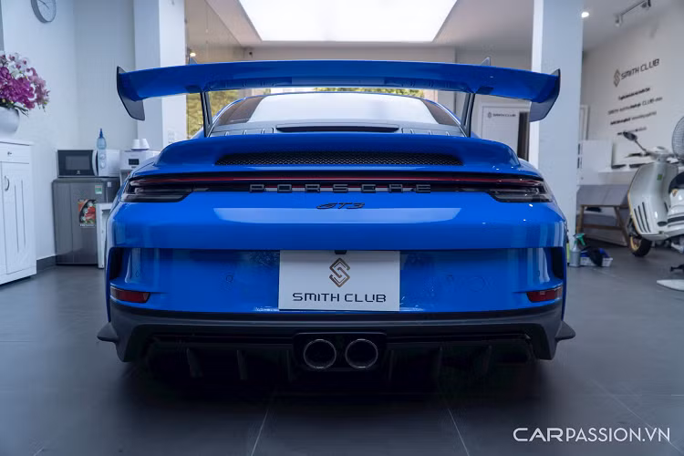 Giá xe Porsche 911 GT3 2022 vẫn còn là ẩn số tại thị trường Việt, tuy nhiên mức giá đồn đoán không dưới 16 tỷ đồng. Đây là chiếc xe xứng đáng có mặt trong bộ sưu tập của nhiều doanh nhân yêu xe, mê tốc độ.