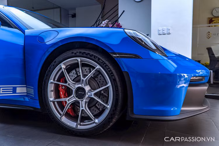 Porsche 911 GT3 trang bị động cơ 6 xi-lanh, dung tích 4,0L hút khí tự nhiên, sản sinh công suất 502 mã lực và mô-men xoắn 469 Nm. Đi kèm hộp số ly hợp kép PDK 7 cấp hoặc số sàn 6 cấp và hệ dẫn động cầu sau.