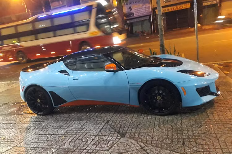 Đây cũng là mẫu xế độc Lotus Evora GT mới tinh, đầu tiên cập bến Việt Nam dành cho các tay chơi thích sưu tầm. Chiếc xe thể thao Lotus Evora GT đầu tiên cập bến Việt Nam sở hữu ngoại hình nhỏ nhắn nhưng cực kỳ hầm hố, xe mang tông màu xanh nhạt với các điểm nhấn được sơn màu đen và cam.
