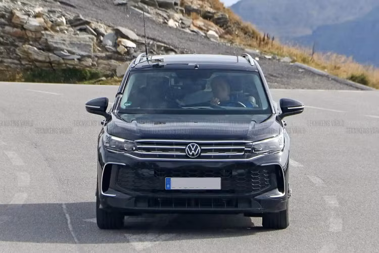 Khi xuất hiện trên đường thử, mẫu xe SUV Volkswagen Tiguan 2024 không được ngụy trang nhiều. Do đó, chúng ta có thể phần nào mường tượng ra thiết kế ngoại thất của mẫu SUV này. Qua đó, có thể thấy Volkswagen Tiguan 2024 được trang bị lưới tản nhiệt và đèn pha gần như giống hệt phiên bản cũ.