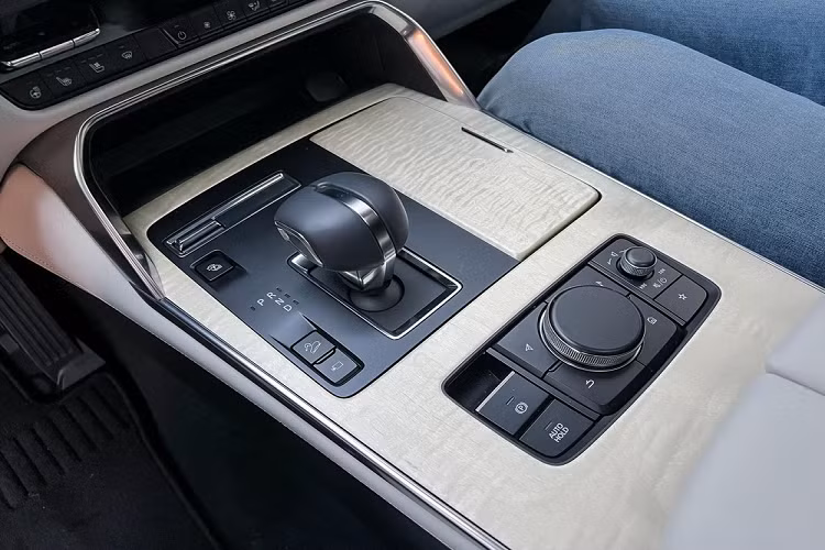 Không chỉ có kích thước khá lớn và động cơ mạnh mẽ, Mazda CX-60 2022 còn được áp dụng ngôn ngữ thiết kế Kodo tiến hóa với nắp ca-pô dài và lưới tản nhiệt đặt cao. Tùy phiên bản, xe sẽ đi kèm mắt lưới tản nhiệt hình chữ nhật hoặc dạng vạch kẻ nằm ngang.