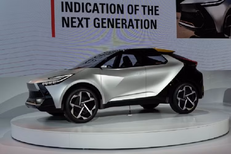 Chiếc xe SUV Toyota C-HR Prologue 2023 được áp dụng phong cách thiết kế táo bạo, hiện đại. Phần đầu xe hầm hố lấy cảm hứng từ loài cá mập đầu búa. Xe được trang bị cụm đèn pha thanh mảnh, nối liền với dải đèn LED định vị hình móc câu độc đáo.