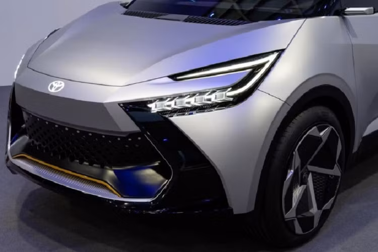 Toyota C-HR Prologue được thiết kế khá độc đáo với 3 màu ngoại thất: bạc, vàng và đen bóng phối hợp cùng nhau. Hiện tại, hãng xe của đất nước mặt trời mọc vẫn chưa công bố hình ảnh nội thất và hệ truyền động của xe. Chỉ biết rằng, khoang nội thất của xe sẽ rộng rãi, thoải mái và nhiều trang bị hiện đại hơn thế hệ trước.