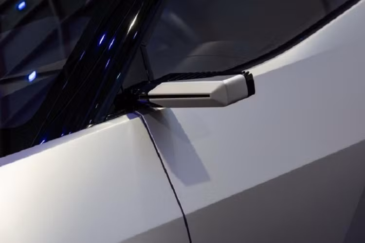 Hãng Toyota chỉ hé lộ xe sẽ được trang bị hệ truyền động hybrid và plug-in hybrid. Khung gầm của Toyota C-HR Prologue được đồn đoán là loại TNGA-C giống Corolla Cross và Prius mới, vậy nên ta có thể tham khảo bản hybrid từ chiếc SUV và bản PHEV từ chiếc hatchback thế hệ thứ 5.