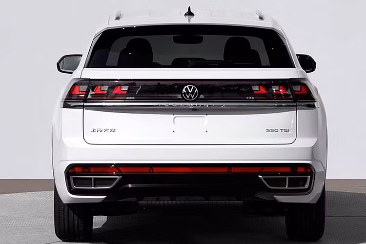 Volkswagen Teramont X 2023 tại Trung Quốc sử dụng động cơ xăng 4 xi-lanh, tăng áp, dung tích 2.0L, sản sinh công suất tối đa 217 mã lực. So với phiên bản cũ vốn dùng động cơ xăng 2.5L, mạnh 299 mã lực và 500 Nm, Volkswagen Teramont X 2023 yếu hơn đáng kể.