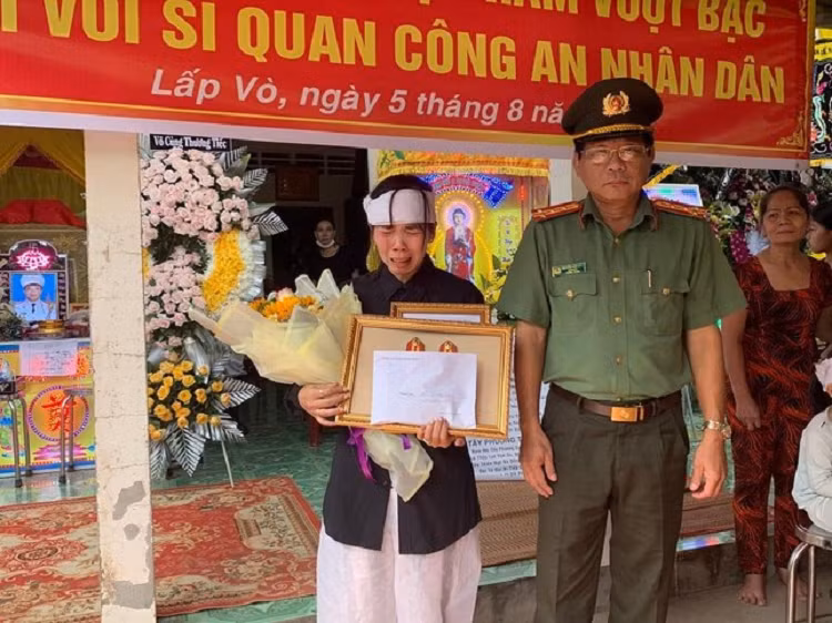 Truy tang giay khen cho Thieu ta Cong an hy sinh khi lam nhiem vu truy bat toi pham-Hinh-2