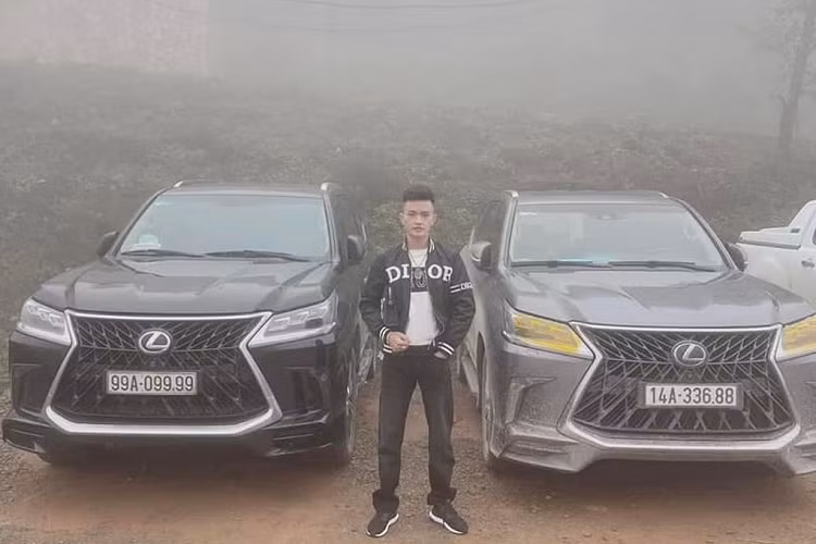 Chiếc Lexus LX570 Super Sport tại Quảng Ninh trong bài thuộc phiên bản độ MBS. Nguyên bản xe có màu xám nòng súng, còn hiện tại chiếc SUV cỡ lớn thu hút sự chú ý của người đi đường với màu ngoại thất dạng gân đá Mable lạ mắt. Không chỉ gây ấn tượng với lớp “áo” độc lạ, chiếc Lexus LX570 Super Sport MBS trong bài còn khiến giới mê xe phải “xuýt xoa” khi sở hữu biển số xe “lộc phát phát” – “688” rất đẹp.