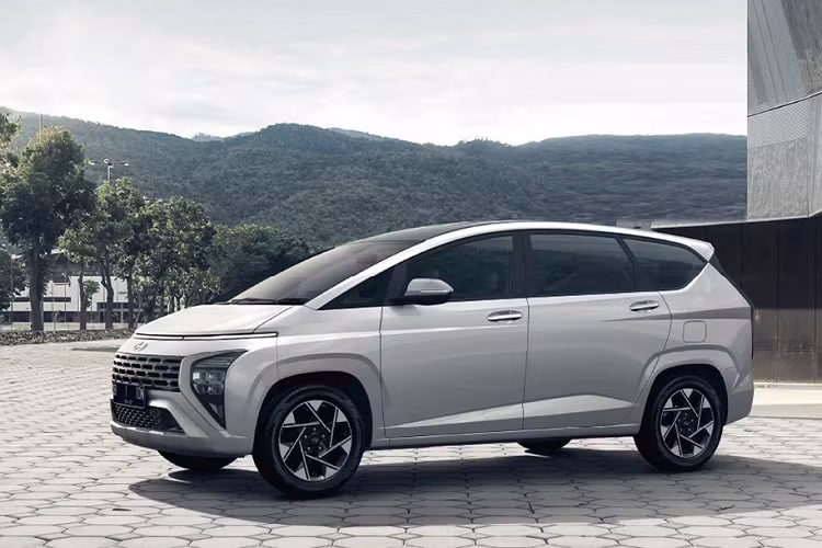 Bên dưới nắp ca-pô, Hyundai Stargazer tại Indonesia được trang bị động cơ xăng Smartstream 4 xi-lanh, hút khí tự nhiên, dung tích 1.5L, sản sinh công suất tối đa 115 mã lực và mô-men xoắn cực đại 144 Nm. Trang bị hộp số là loại số sàn 6 cấp hoặc hộp số biến thiên vô cấp IVT tùy phiên bản còn hệ dẫn động cầu trước là trang bị mặc định.