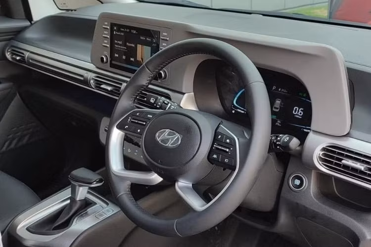 Đáng chú ý rằng tại Indonesia, Hyundai Stargazer còn có bản nội thất 6 chỗ ngồi với hàng ghế 2 là kiểu thương gia tuy nhiên nhiều khả năng xe tại Việt Nam sẽ chỉ “trung thành” với cấu hình 7 chỗ truyền thống, điều này có thể thấy qua đoạn video “nhà hàng” được TC Motor đăng tải.