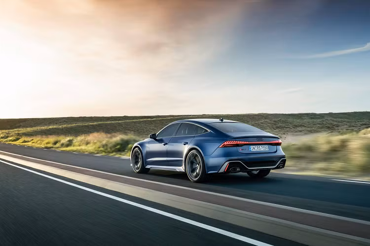 Tại lễ ra mắt chính thức vào ngày 8/12 sắp tới tại thị trường Đức, giá xe Audi RS6 và RS7 2023 khởi điểm từ 135.000 euro (tương đương 3,5 tỷ đồng). Khối động cơ V8 4.0 lít trên Audi RS6 và RS7 phiên bản Performance Edition mới nay đã được nâng cấp thêm bộ tăng áp lớn hơn.