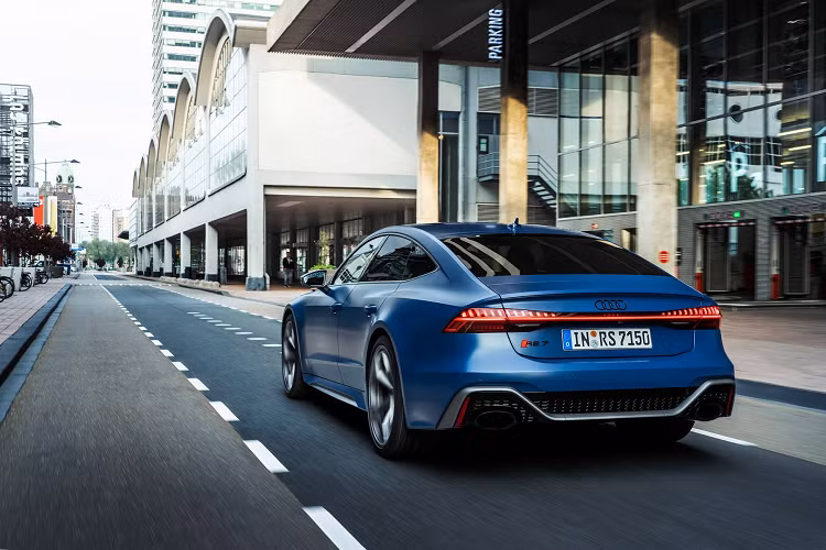 Audi RS6 và RS7 phiên bản Performance Edition còn có thêm màu sơn thân xe Ascari Blue mờ và kim loại cũng như Dew Silver mờ với các điểm nhấn ngoại thất màu xám mờ, bên cạnh gói carbon mờ có sẵn.