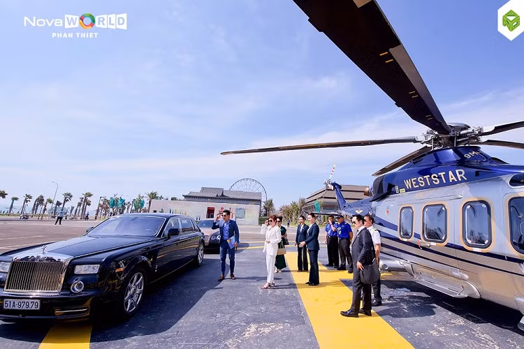 Ngay sau khi thông tin chủ tịch tập đoàn Nova Group lần đầu tiên lọt vào danh sách những tỷ phú đô la do tạp chí Forbes công bố gần đây, người ta càng bất ngờ hơn về cách ông Bùi Thành Nhơn chơi xe. Đáng chú ý, ông cùng con trai sở hữu hàng trăm siêu xe, xe thể thao và xe siêu sang đủ chủng loại với tổng giá trị phải trên 500 tỷ đồng.