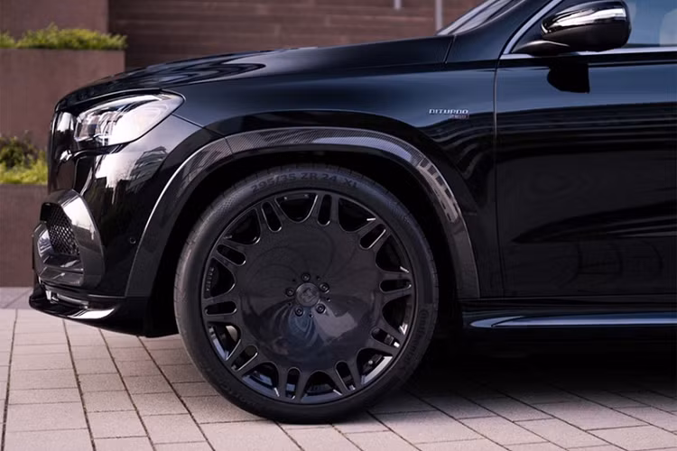 Chiếc SUV siêu sang Brabus 900 còn được trang bị bộ mâm Brabus Monoblock M “Platinum Edition” kích thước 24 inch, cùng lốp XL Continental SportContact. Mercedes-Maybach GLS 600 của Brabus có thể hạ gầm thêm 25 inch nhờ hệ thống treo khí nén Brabus Airmatic.