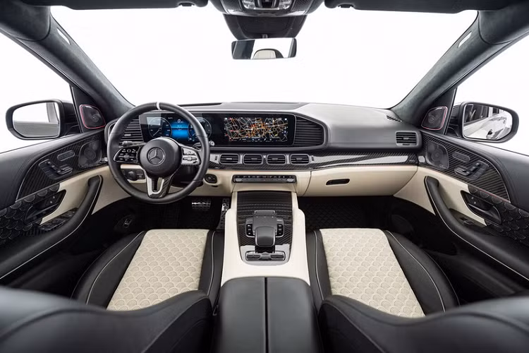 Chưa hết, gói Brabus 900 còn bao gồm việc điều chỉnh động cơ của GLS 600. Mẫu SUV được đổi sang động cơ tăng áp kép V8 4.5L mới, kết hợp hệ thống nạp sửa đổi, hệ thống xả hiệu suất cao bằng thép không gỉ và phần mềm mới. Hệ truyền động này sản sinh ra công suất 888 mã lực và mô-men xoắn cực đại 1.250 Nm.