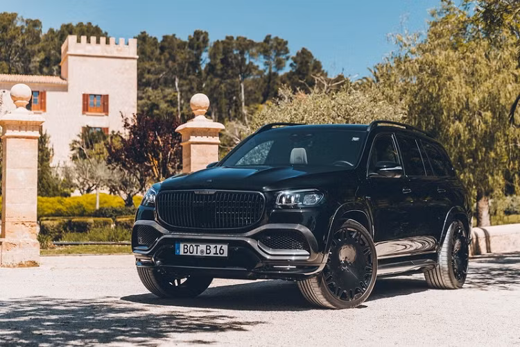 Đi kèm là lưới tản nhiệt có logo Brabus, ống xả lớn hơn và gói trang trí Shadow Chrome.