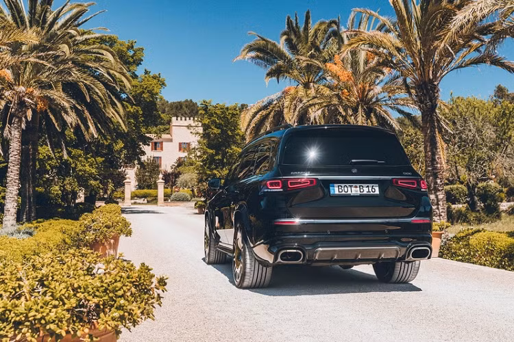 Bắt đầu với ngoại thất, Mercedes-Maybach GLS độ Brabus đã được bổ sung một loạt chi tiết bằng sợi carbon ở bên ngoài, gồm các hốc gió trên cản trước, phần mở rộng chắn bùn và bộ khuếch tán phía sau.