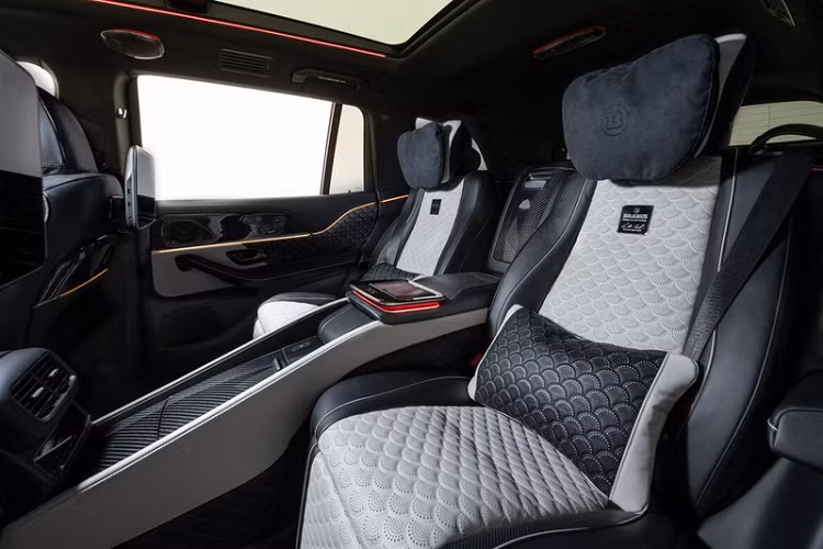 Ở bên trong, chiếc Mercedes-Maybach GLS 600 trong bài được làm mới trong chủ đề Brabus Bi-Color Masterpiece, với 2 màu đen - be.