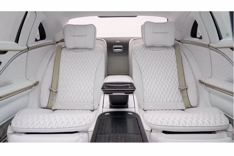 Theo xe mẫu từ Mansory, thương hiệu đã nâng cấp cho xe các chi tiết ốp nội thất mới khá tinh tế cũng như bọc lại ghế với họa tiết độc đáo từ thương hiệu xe hơi Đức.