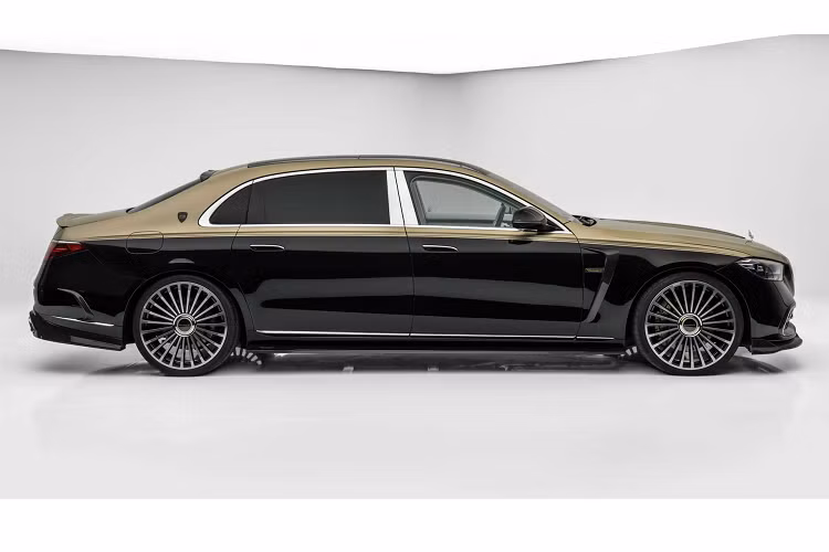 Chiếc sedan siêu sang đến từ Đức được nâng cấp với một bộ Bodykit ấn tượng bằng carbon cao cấp bao gồm các chi tiết như phần líp trước, líp hông cũng như bộ khuếch tán sau.