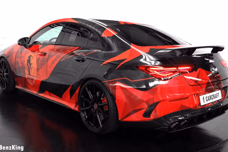 Làm thế nào mà một công ty độ xe lại có thể tạo ra một chiếc Mercedes-AMG CLA 45 S đắt gấp 3 lần bình thường? Câu trả lời gồm ba thứ - sợi carbon, Alcantara, và da Nappa. CarCraft không chỉ đơn giản là bổ sung một vài điểm nhấn mới, mà là mang tới một làn gió tràn đầy sức sống từ những vật liệu cao cấp này cho cả ngoại thất và nội thất của chiếc coupe 4 cửa.