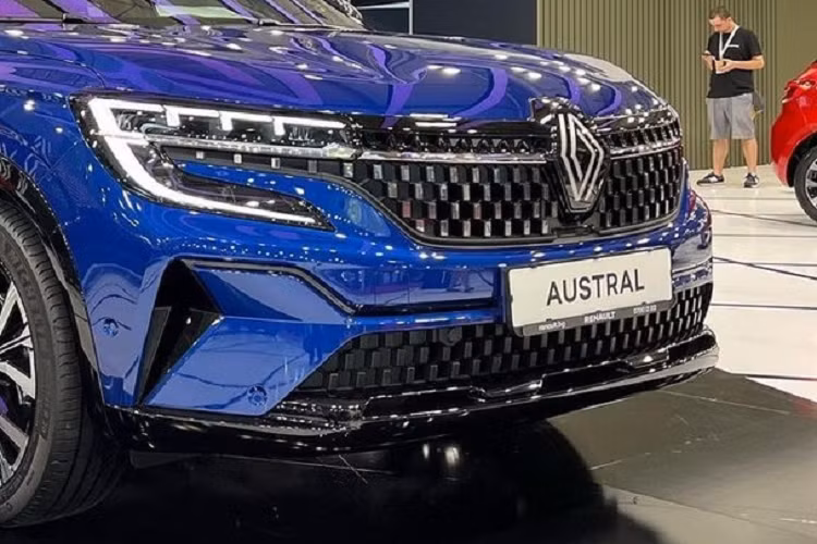 Bên sườn,mẫu xe SUV Renault Austral 2022 được trang bị nẹp màu đen bóng ở thân xe và vòm bánh. Trong khi đó, các cột của xe đều được sơn màu đen, tạo hiệu ứng nóc "lơ lửng". Vành la-zăng của mẫu SUV cỡ C này có đường kính 17 inch tiêu chuẩn hoặc 20 inch tùy chọn. Vòng ra đằng sau, chúng ta sẽ thấy cụm đèn hậu LED hình chữ "C", tương tự dải đèn LED định vị ban ngày, và ăn sau vào bên trong cửa cốp. Cản sau được ốp màu đen bóng và tích hợp bộ khuếch tán gió hầm hố.