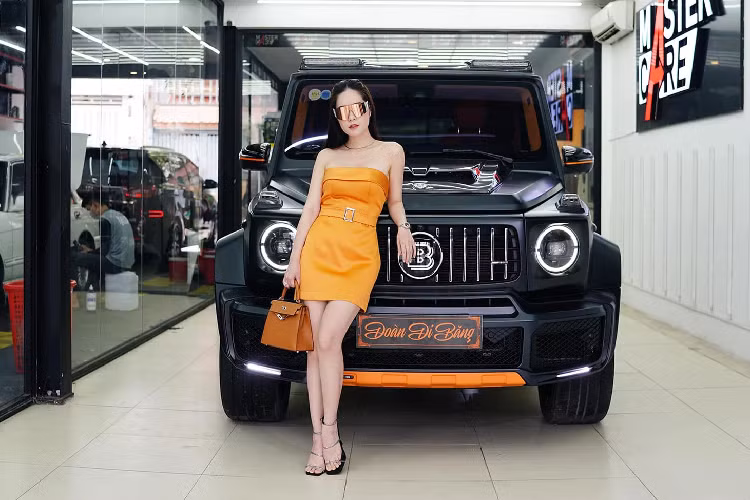 Sức mạnh của động cơ được truyền tới bánh thông qua hộp số tự động 9 cấp mới nhất của hãng Mercedes-Benz, nhờ đó, "ông vua địa hình" Mercedes-AMG G63 Edition 1 chỉ cần thời gian 4,5 giây để tăng tốc lên 100 km/h từ vị trí đứng yên trước khi đạt vận tốc tối đa 220 km/h. Mức giá xe Mercedes-AMG G63 Edition-1 khoảng hơn 13 tỷ đồng. 