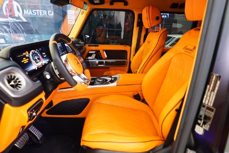 Ngoài màu xanh rêu được thay áo bằng đề-can, chiếc xe SUV hạng sang Mercedes-AMG G63 Edition 1 này còn được dán lại bộ mâm 5 chấu kép nguyên bản của xe có màu đen nhám sang màu vàng đồng nhưng ẹp phanh vẫn là màu đỏ. Ngoài ra, tấm ốp gầm phía trước cũng được chuyển từ màu cam sang vàng. 
