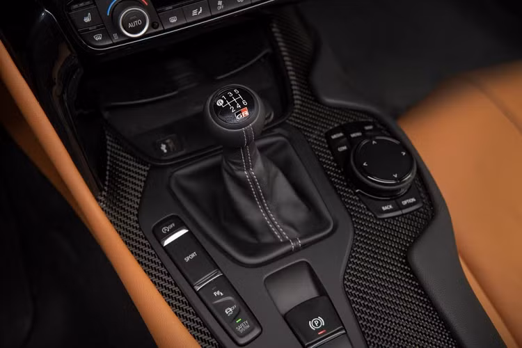 Ngoài hộp số sàn mới, Toyota GR Supra 2023 còn có những nâng cấp khác như hệ thống treo và giảm xóc ở phiên bản dùng động cơ 3.0L. Khóa vi sai chủ động trên cầu sau và hệ thống lái chỉnh điện cải tiến cũng xuất hiện trên mẫu xe Nhật Bản này. Tiếp đến là màu sơn ngoại thất xanh dương Stratosphere Blue, bộ vành nhôm 19 inch và hệ thống âm thanh JBL 12 loa mới.