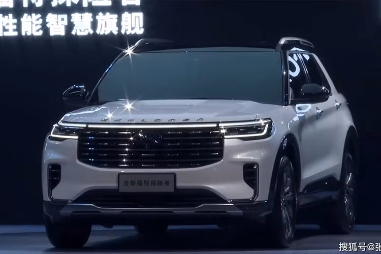 Vào hôm 19/3/2022 vừa qua, hãng Ford đã bất ngờ vén màn phiên bản mới của dòng SUV cỡ lớn Explorer ở thị trường Trung Quốc qua sự kiện trực tuyến. Đây là lần xuất hiện chính thức đầu tiên của Ford Explorer 2022 mới sau khi lộ diện qua hình ảnh được đăng lên trang web của Bộ Công nghiệp và Công nghệ Thông tin Trung Quốc vào tháng 10 năm ngoái.