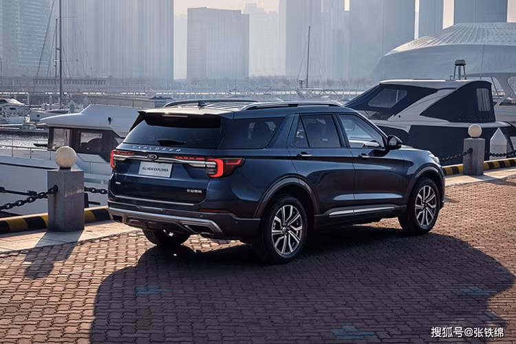 Sự thay đổi lớn nhất của Ford Explorer 2022 tại Trung Quốc nằm ở bên trong xe. Tương tự các mẫu xe cùng thương hiệu tại thị trường Trung Quốc như Mondeo và Evos mới, Explorer 2022 cũng được trang bị màn hình thông tin giải trí "siêu to khổng lồ" đặt nổi trên mặt táp-lô. Màn hình này kéo dài sang bên phía ghế phụ lái và đến gần cột A.