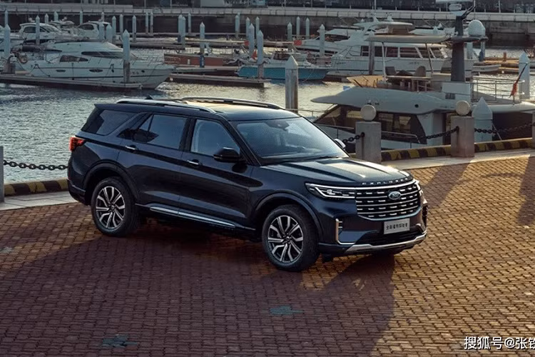 Khi mua mẫu SUV cỡ lớn này, khách hàng Trung Quốc có thể chọn các màu nội thất như nâu, đen, đen phối nâu và đen phối tím. Bên cạnh đó, xe còn có 2 cấu hình nội thất là 6 chỗ và 7 chỗ. "Trái tim" của Ford Explorer 2022 tại Trung Quốc là động cơ xăng 4 xi-lanh, tăng áp, dung tích 2.3L, sản sinh công suất tối đa 276 mã lực và mô-men xoắn cực đại 425 Nm.