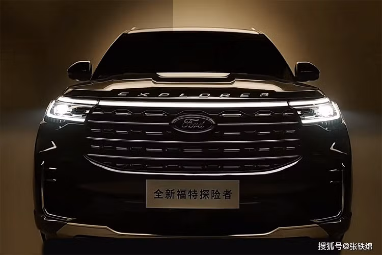 Ở phiên bản nâng cấp giữa vòng đời, mẫu SUV cỡ lớn này được bổ sung thiết kế đầu xe mới. Tại đây, chúng ta sẽ bắt gặp lưới tản nhiệt rộng hơn trước và thiết kế hình chữ "U" thay vì hình lục giác. Tùy vào phiên bản, xe sẽ đi kèm lưới tản nhiệt với mắt lưới đa điểm mạ crôm hoặc hình tổ ong.